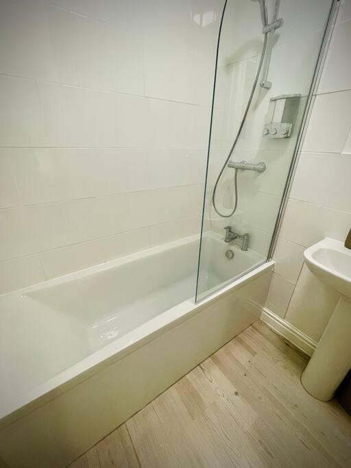 Newly Refurbished, Central Apartment With Permit Parking Bath Exterior foto