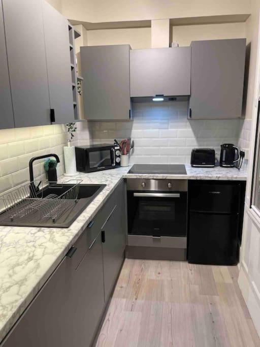 Newly Refurbished, Central Apartment With Permit Parking Bath Exterior foto